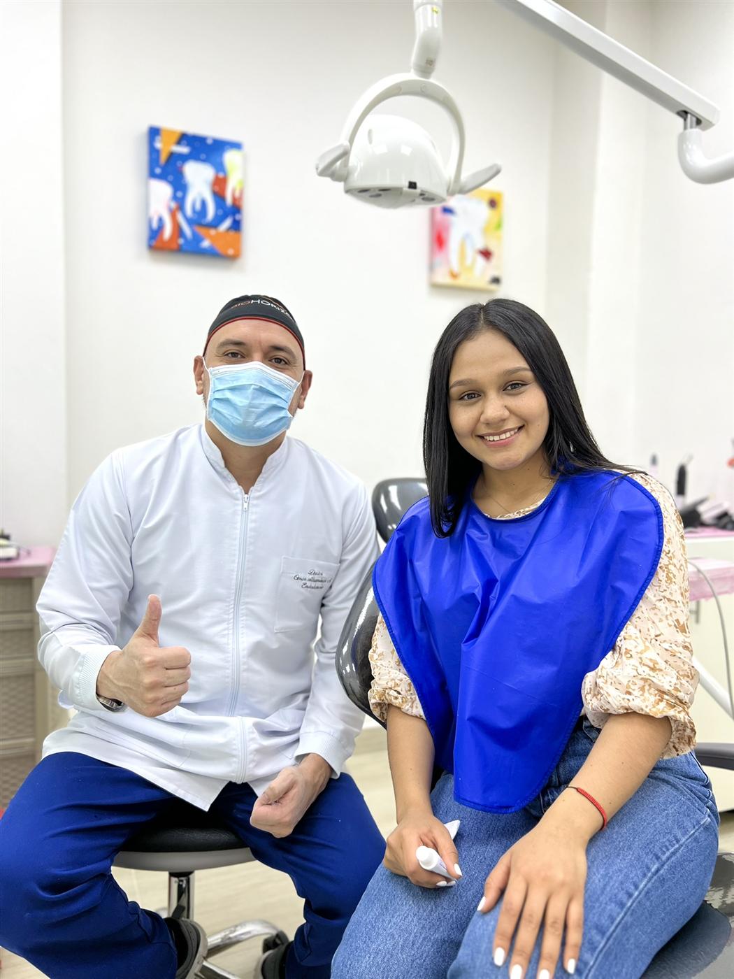 Dr. Omar Villamizar junto a una paciente